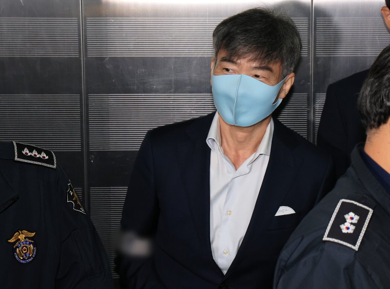 임성근 전 해병대1사단장 구명 로비 의혹에 연루된 이종호 전 블랙펄인베스트 대표가 1일 서울 서초구 순직해병 특검 사무실에 피의자 신분으로 조사를 받기 위해 출석하고 있다. 2025.11.1/뉴스1 ⓒ News1 이호윤 기자