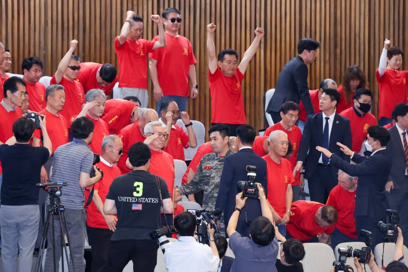해병대 예비역 연대 정원철 회장을 비롯한 회원들이 5일 오후 서울 여의도 국회 본회의에서 채해병 특검법이 통과되자 기뻐하고 있다. 2025.6.5/뉴스1 ⓒ News1 안은나 기자