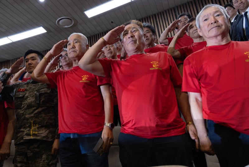 해병대 예비역 연대 회원들이 5일 오후 서울 여의도 국회 본회의에서 채해병 특검법이 통과되자 기뻐하고 있다. 2025.6.5/뉴스1 ⓒ News1 이재명 기자