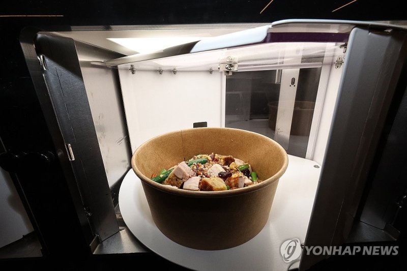 로봇이 만든 주한미군 급식 (출처=연합뉴스)
