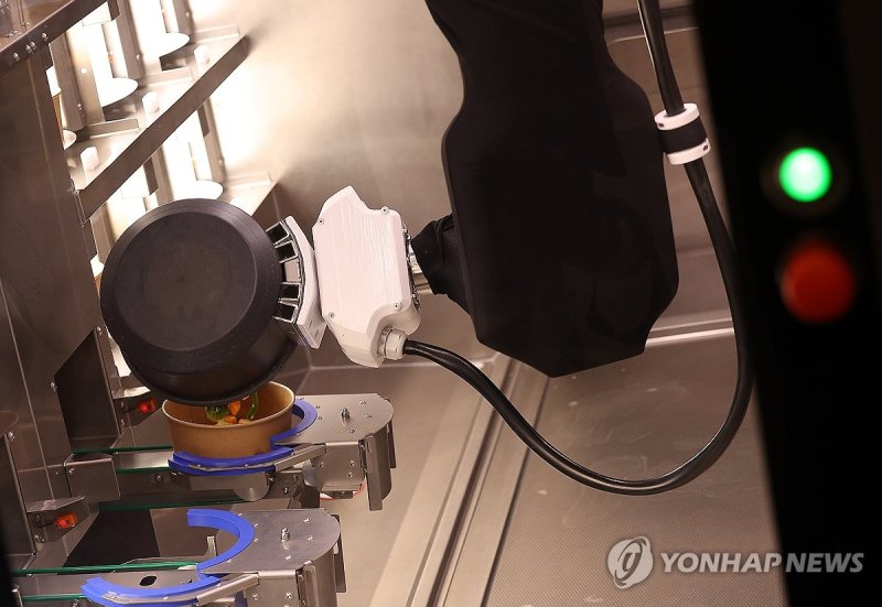 로봇이 만든 주한미군 급식 (출처=연합뉴스)