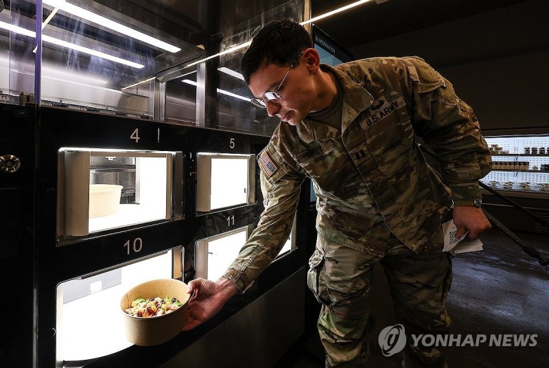 자동화 식당에서 급식받는 미군 (출처=연합뉴스)