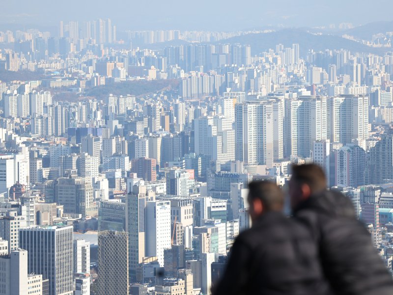 지난 28일 서울 남산에서 내려다 본 아파트. 연합뉴스