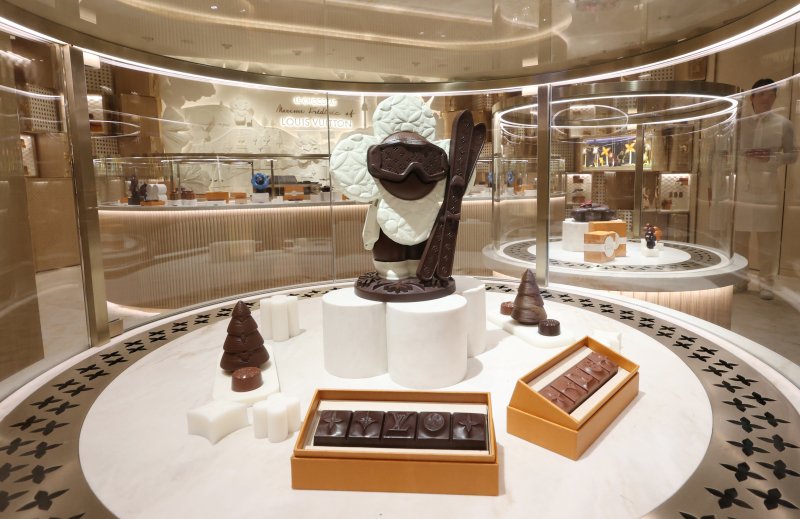 28일 서울 중구 신세계백화점 본점 더 리저브에 마련된 '루이비통 비저너리 저니 서울' 프레스 프리뷰에서 참석자들이 루이비통 초콜릿숍을 둘러보고 있다. '루이비통 비저너리 저니 서울'은 1~6층에 걸쳐 조성된 문화 체험형 매장으로 여성용·남성용 제품과 체험 공간, 레스토랑, 카페 등을 만날 수 있다. 연합뉴스