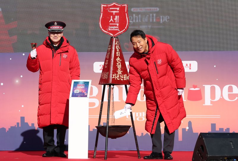 [서울=뉴시스] 추상철 기자 = 오세훈 서울시장이 28일 오전 서울 종로구 광화문광장에서 열린 '2025 구세군 자선냄비 시종식'에서 모금에 동참하고 있다. 2025.11.28. scchoo@newsis.com