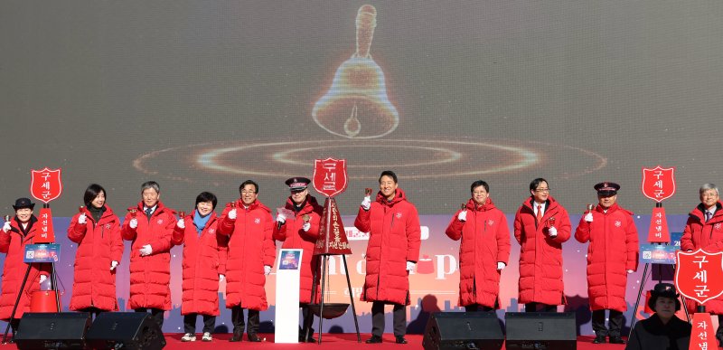 [서울=뉴시스] 추상철 기자 = 28일 오전 서울 종로구 광화문광장에서 열린 '2025 구세군 자선냄비 시종식'에서 참석한 내빈이 시종선언 및 타종 세리머니를 하고 있다. 왼쪽 다섯번째부터 전성환 대통령실 경청통합수석비서관, 김병윤 구세군 사령관, 오세훈 서울시장. 2025.11.28. scchoo@newsis.com