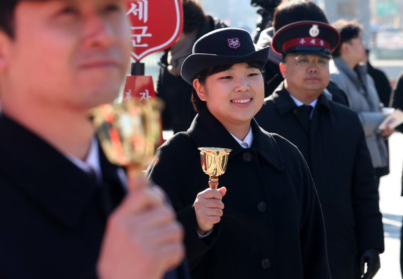 [서울=뉴시스] 추상철 기자 = 28일 오전 서울 종로구 광화문광장에서 열린 '2025 구세군 자선냄비 시종식'에서 구세군 관계자가 종을 울리고 있다. 2025.11.28. scchoo@newsis.com