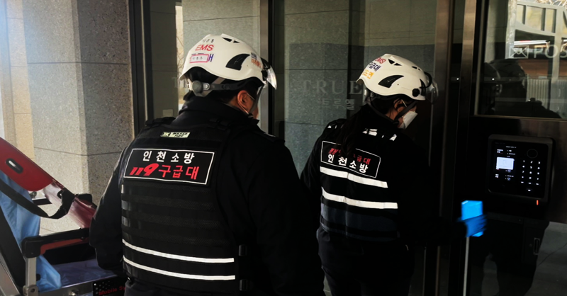 119구급대원이 119패스를 활용해 공동현관을 지체없이 통과하고 있다. 소방청