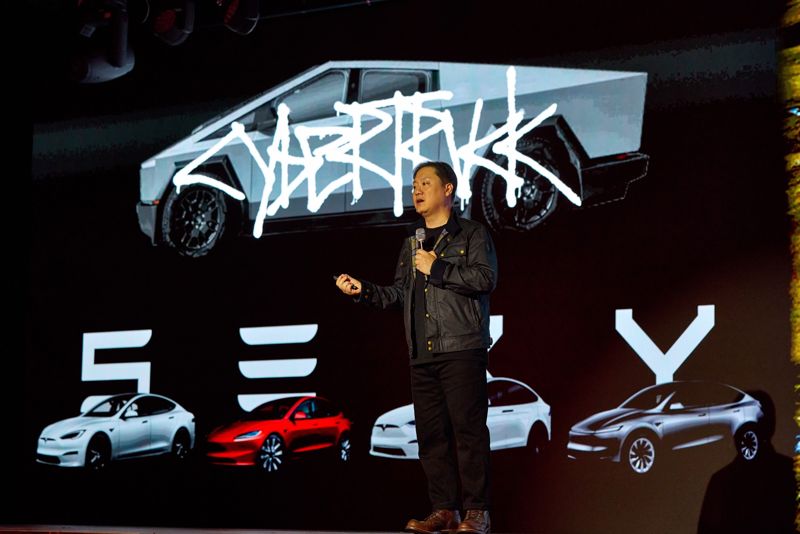 서영득 테슬라 코리아 대표가 지난 27일 서울 마포구 문화비축기지에서 열린 사이버트럭 공식 인도 행사에서 향후 한국 시장에서의 행보에 대해 설명하고 있다. 사진=테슬라 코리아 제공