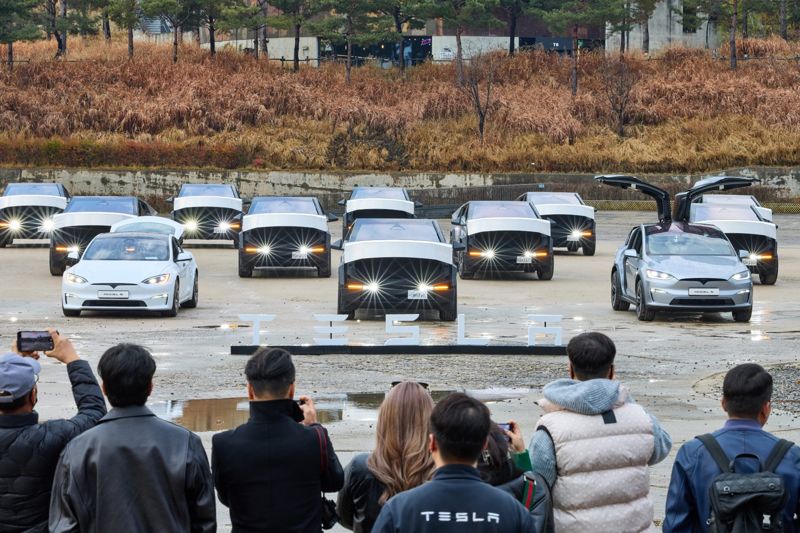 사이버트럭 공식 인도행사가 지난 27일 서울 마포구 문화비축기지에서 열린 가운데 사이버트럭과 모델 S, 모델 3, 모델 X, 모델 Y 등 테슬라 전 라인업이 함께 라이트쇼를 연출하는 모습. 사진=테슬라 코리아 제공