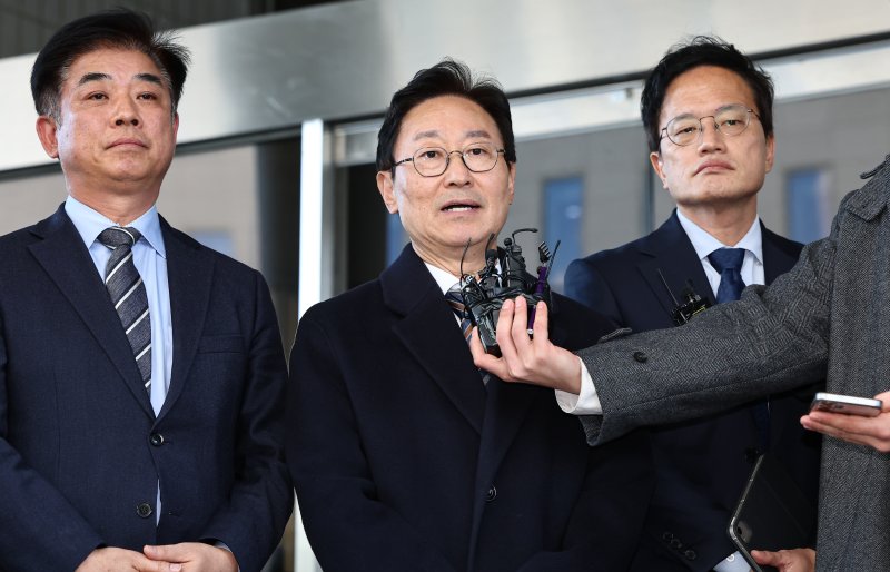 박범계 더불어민주당 의원이 28일 서울 양천구 남부지방법원에서 열린 국회 패스트트랙(신속처리안건) 충돌 사건 관련 결심 공판을 마치고 취재진에 입장을 밝히고 있다. 2025.11.28/뉴스1 ⓒ News1 김도우 기자