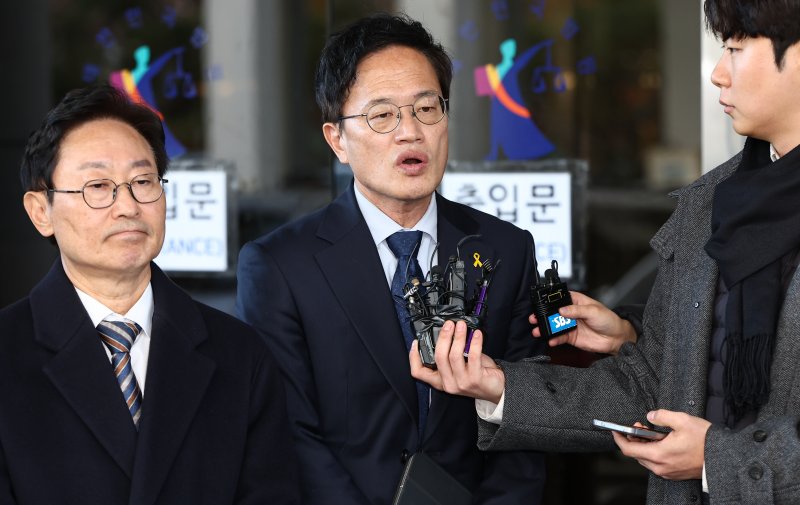 박주민 더불어민주당 의원이 28일 서울 양천구 남부지방법원에서 열린 국회 패스트트랙(신속처리안건) 충돌 사건 관련 결심 공판을 마치고 취재진에 입장을 밝히고 있다. 2025.11.28/뉴스1 ⓒ News1 김도우 기자