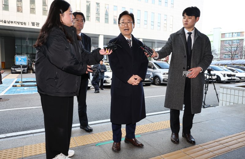박범계 더불어민주당 의원이 28일 서울 양천구 남부지방법원에서 열린 국회 패스트트랙(신속처리안건) 충돌 사건 관련 결심 공판에 출석하며 취재진 질문에 답하고 있다. 2025.11.28/뉴스1 ⓒ News1 김도우 기자