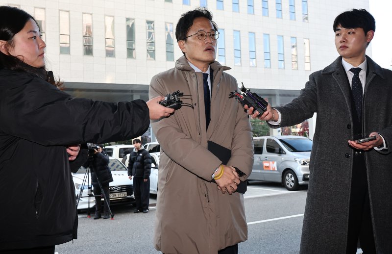 박주민 더불어민주당 의원이 28일 서울 양천구 남부지방법원에서 열린 국회 패스트트랙(신속처리안건) 충돌 사건 관련 결심 공판에 출석하며 취재진 질문에 답하고 있다. 2025.11.28/뉴스1 ⓒ News1 김도우 기자