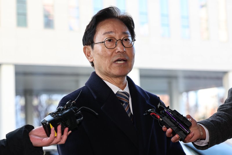 박범계 더불어민주당 의원이 28일 서울 양천구 남부지방법원에서 열린 국회 패스트트랙(신속처리안건) 충돌 사건 관련 결심 공판에 출석하며 취재진 질문에 답하고 있다. 2025.11.28/뉴스1 ⓒ News1 김도우 기자