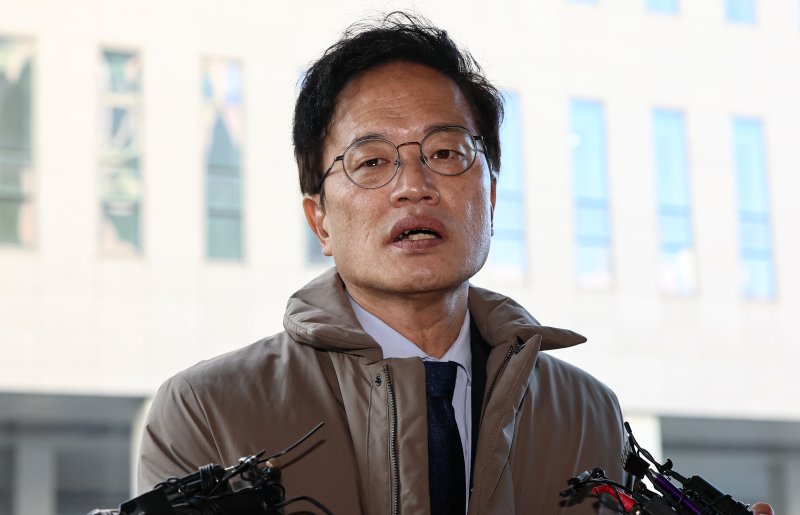 박주민 더불어민주당 의원이 28일 서울 양천구 남부지방법원에서 열린 국회 패스트트랙(신속처리안건) 충돌 사건 관련 결심 공판에 출석하며 취재진 질문에 답하고 있다. 2025.11.28/뉴스1 ⓒ News1 김도우 기자