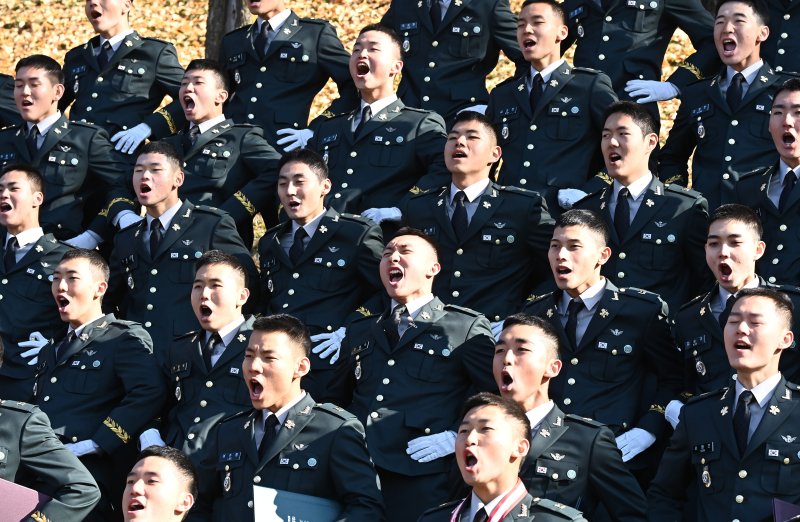 [광주(경기)=뉴시스] 김종택기자 = 28일 경기 광주시 오포읍 육군 특수전학교에서 열린 '특전부사관 261기 임관식'에서 특전부사관들이 구호를 외치고 있다. 2025.11.28. jtk@newsis.com