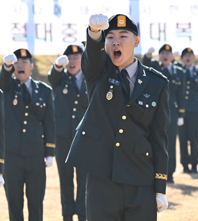 [광주(경기)=뉴시스] 김종택기자 = 28일 경기 광주시 오포읍 육군 특수전학교에서 열린 '특전부사관 261기 임관식'에서 특전부사관들이 신조제창을 하고 있다. 2025.11.28. jtk@newsis.com