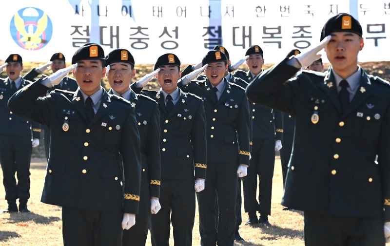 [광주(경기)=뉴시스] 김종택기자 = 28일 경기 광주시 오포읍 육군 특수전학교에서 열린 '특전부사관 261기 임관식'에서 특전부사관들이 경례하고 있다. 2025.11.28. jtk@newsis.com