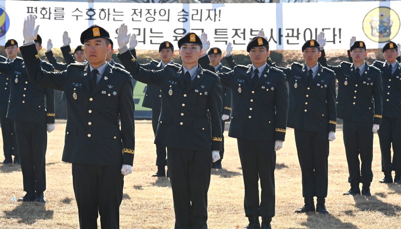 [광주(경기)=뉴시스] 김종택기자 = 28일 경기 광주시 오포읍 육군 특수전학교에서 열린 '특전부사관 261기 임관식'에서 특전부사관들이 선서를 하고 있다. 2025.11.28. jtk@newsis.com