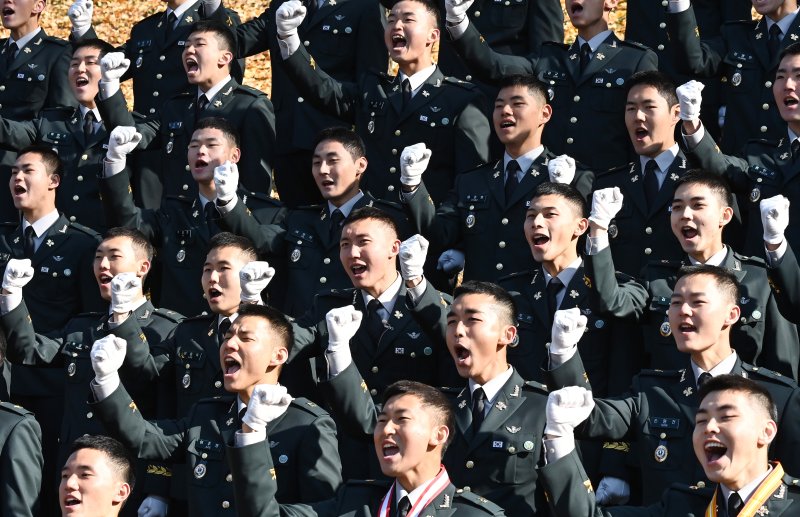 [광주(경기)=뉴시스] 김종택기자 = 28일 경기 광주시 오포읍 육군 특수전학교에서 열린 '특전부사관 261기 임관식'에서 특전부사관들이 구호를 외치고 있다. 2025.11.28. jtk@newsis.com