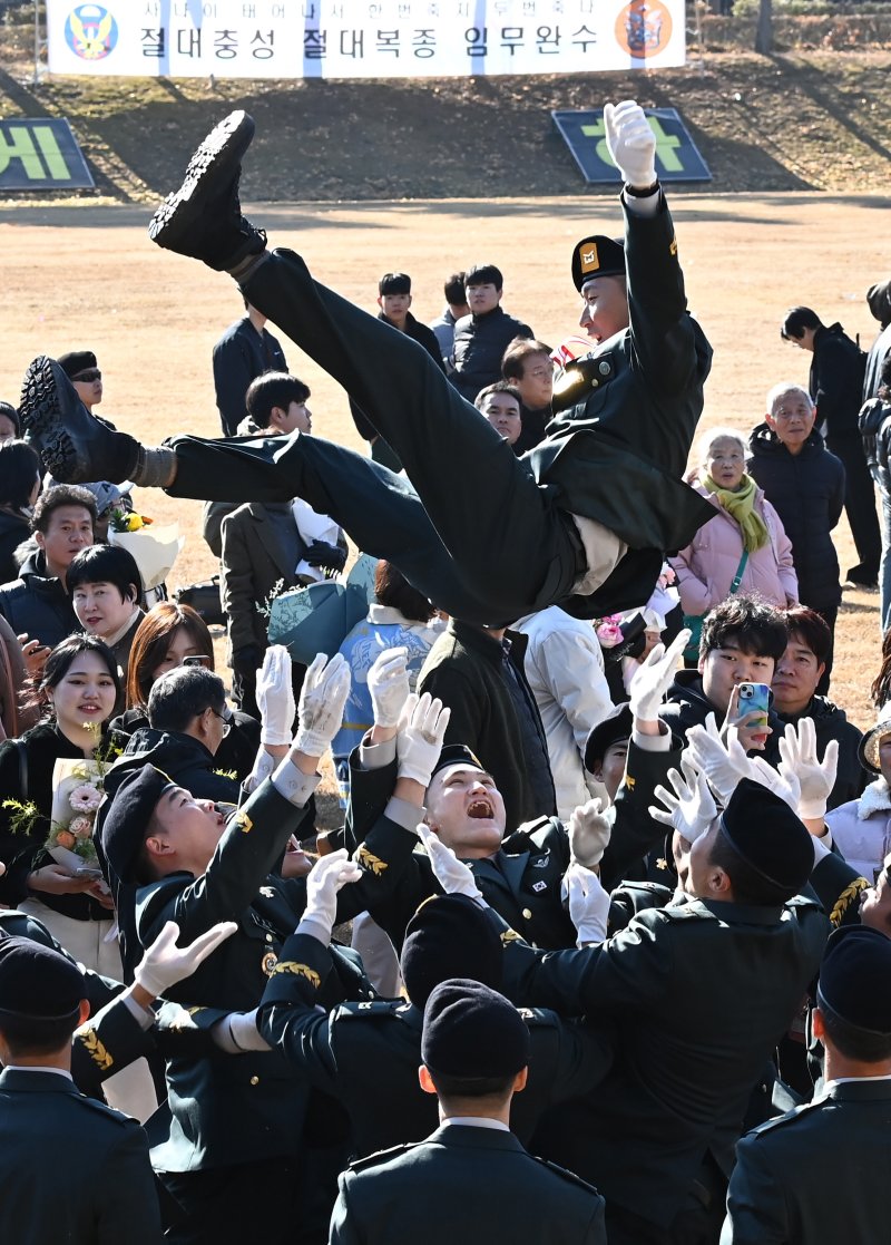 [광주(경기)=뉴시스] 김종택기자 = 28일 경기 광주시 오포읍 육군 특수전학교에서 열린 '특전부사관 261기 임관식'에서 특전부사관들이 헹가레를 치고 있다. 2025.11.28. jtk@newsis.com