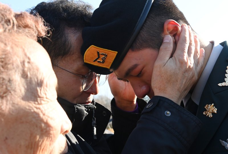 [광주(경기)=뉴시스] 김종택기자 = 28일 경기 광주시 오포읍 육군 특수전학교에서 열린 '특전부사관 261기 임관식'에서 한 특전부사관 가족들이 계급장을 달아준 뒤 포옹하고 있다. 2025.11.28. jtk@newsis.com