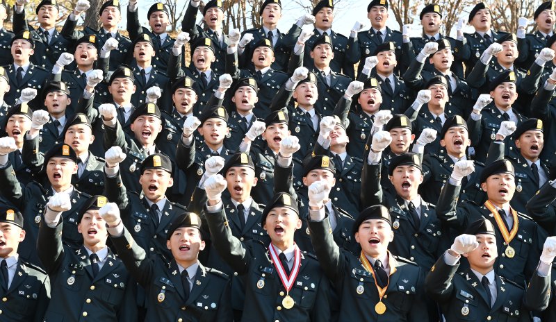 [광주(경기)=뉴시스] 김종택기자 = 28일 경기 광주시 오포읍 육군 특수전학교에서 열린 '특전부사관 261기 임관식'에서 특전부사관들이 파이팅을 외치고 있다. 2025.11.28. jtk@newsis.com