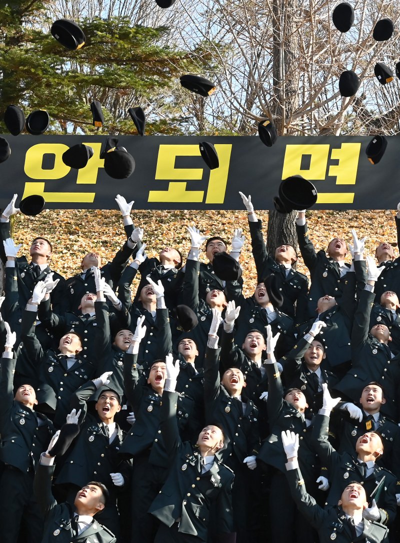 [광주(경기)=뉴시스] 김종택기자 = 28일 경기 광주시 오포읍 육군 특수전학교에서 열린 '특전부사관 261기 임관식'에서 특전부사관들이 검은 베레모를 던지고 있다. 2025.11.28. jtk@newsis.com