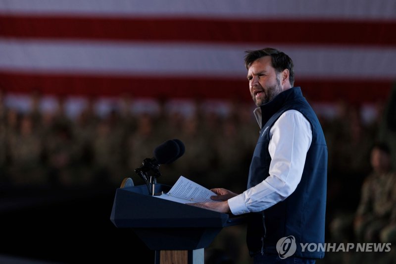 추수감사절 전날 군부대 행사서 연설하는 밴스 부통령 (출처=연합뉴스)