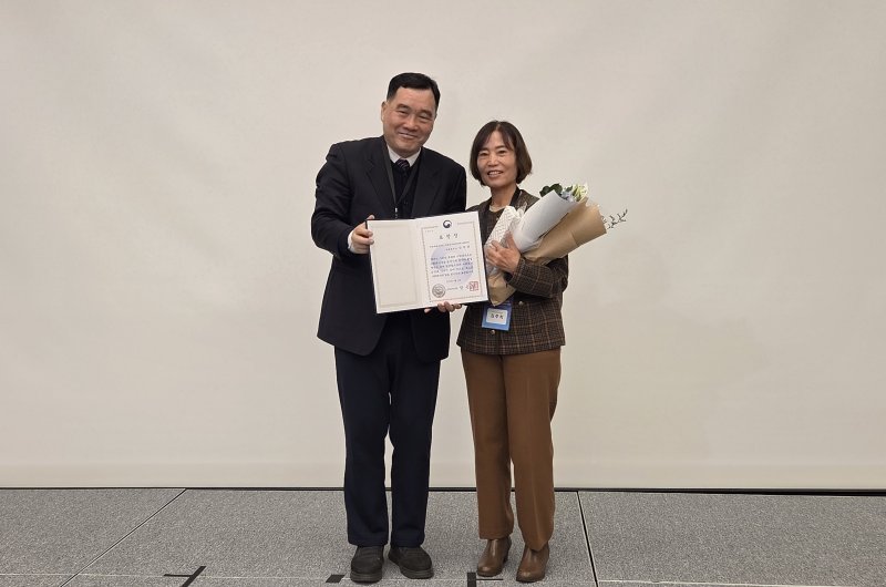 28일 서울 용산에서 '2025년 사회복지시설 종사자 대체인력지원사업 성과공유회'가 개최된 가운데 김주희 사회복지사(오른쪽, 전북사회복지대체인력지원센터) 보건복지부 장관상을 수상한 뒤 기념 촬영을 하고 있다.(전북사회서비스원 제공. 재판매 및 DB금지)/뉴스1