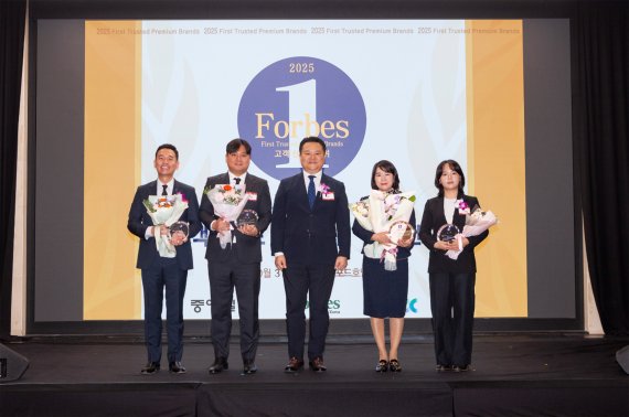 (오른쪽 두 번째) 본푸드서비스 임미화 대표이사와 수상자들이 함께 2025 고객신뢰도 1위 프리미엄 브랜드 1위 수상 후 기념 사진을 촬영하고 있다.