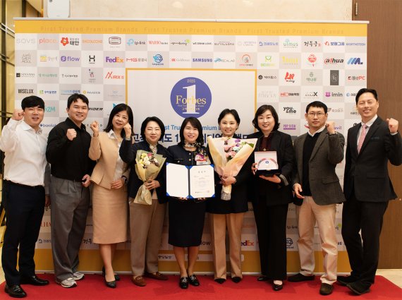 (왼쪽 다섯 번째) 본푸드서비스 임미화 대표이사와 1본부장(세 번째), 2본부장(여섯 번째) 등 본푸드서비스 주요 관계자가 2025 고객신뢰도 1위 프리미엄 브랜드 급식서비스 부문 1위 수상 후 기념 사진을 촬영하