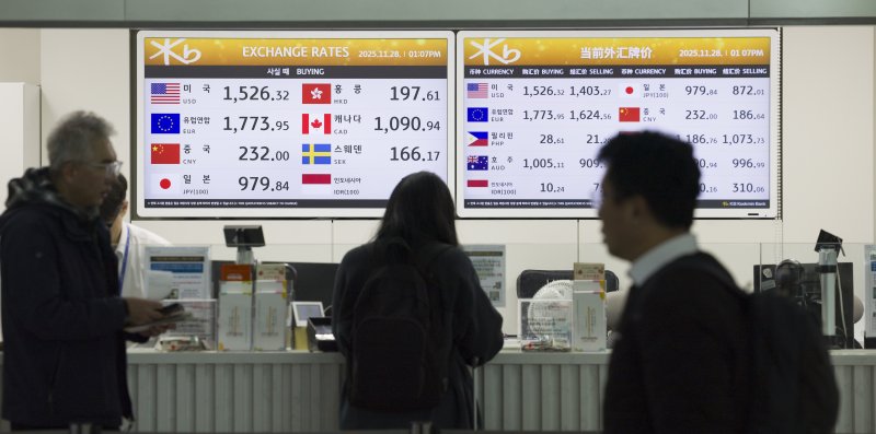 [인천공항=뉴시스] 김근수 기자 = 고환율이 계속되는 28일 인천 중구 인천국제공항 제1여객터미널 은행 환전소에서 여행객들이 환전을 하고 있다. 2025.11.28. ks@newsis.com