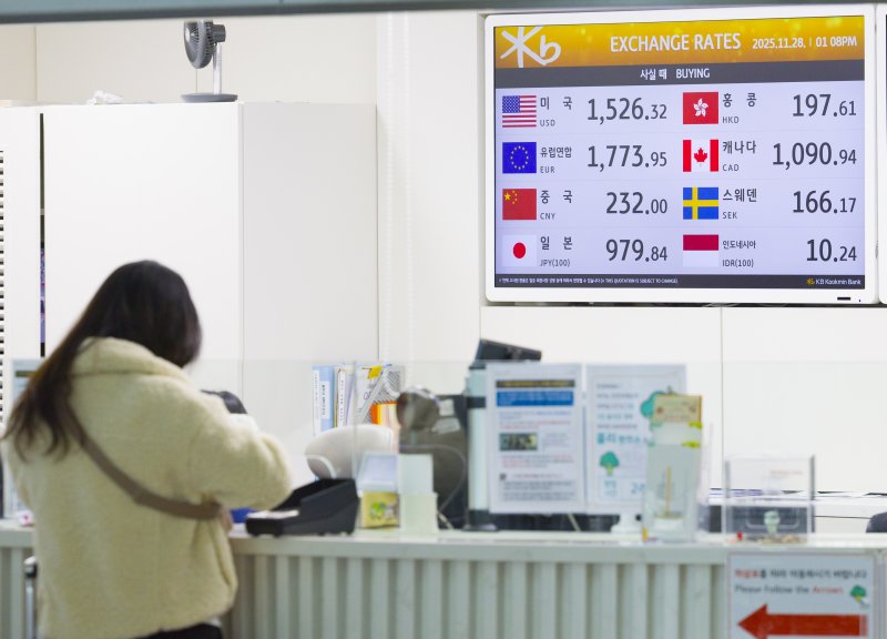 [인천공항=뉴시스] 김근수 기자 = 고환율이 계속되는 28일 인천 중구 인천국제공항 제1여객터미널 은행 환전소에서 여행객이 환전을 하고 있다. 2025.11.28. ks@newsis.com