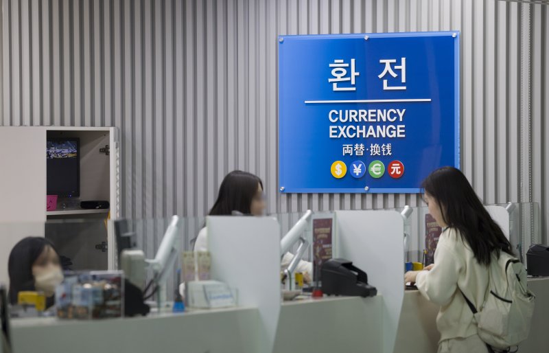[인천공항=뉴시스] 김근수 기자 = 고환율이 계속되는 28일 인천 중구 인천국제공항 제1여객터미널 은행 환전소에서 여행객이 환전을 하고 있다. 2025.11.28. ks@newsis.com