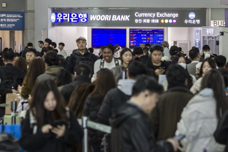 [인천공항=뉴시스] 김근수 기자 = 고환율이 계속되는 28일 인천 중구 인천국제공항 제1여객터미널에서 여행객들이 출국 수속을 하고 있다. 2025.11.28. ks@newsis.com