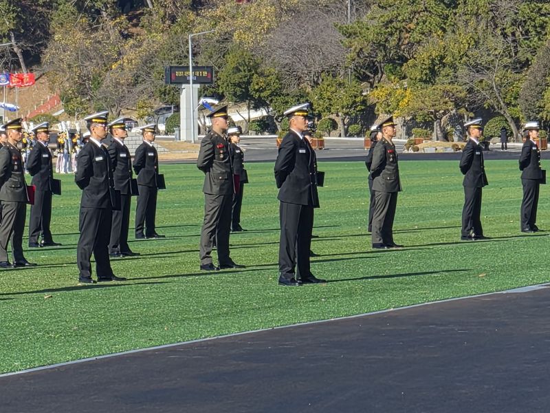 이재용 삼성전자 회장의 장남 이지호씨가 28일 경남 창원시 진해구에 위치한 해군사관학교에서 해군사관후보생 임관식에 참석해 기수 대표로 서 있다. 공동취재단