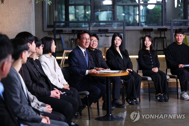 청년들 목소리에 귀 기울이는 김민석 국무총리 (출처=연합뉴스)