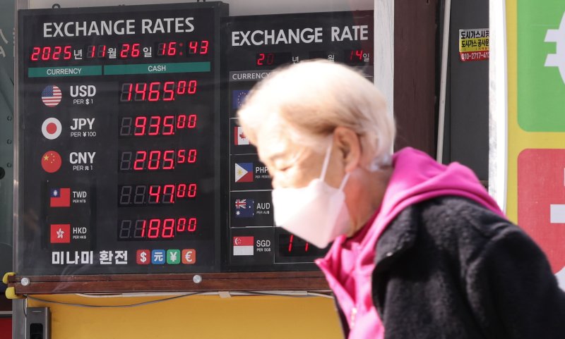 원·달러 환율의 고공행진이 계속되는 26일 서울 명동거리의 한 환전소에 원달러 환율 등 시세가 안내되고 있다. 2025.11.26/뉴스1 ⓒ News1 허경 기자