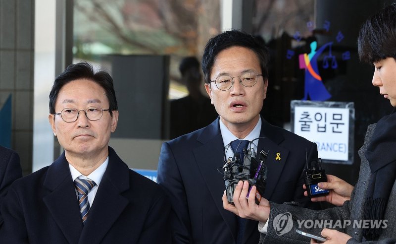 취재진 질문에 답하는 박범계·박주민 의원 (출처=연합뉴스)