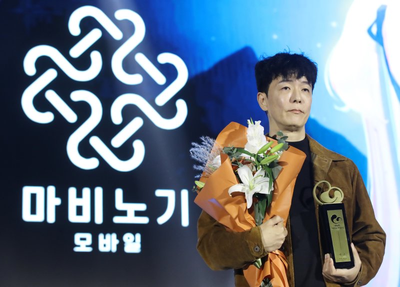 12일 오후 부산 해운대구 벡스코 제2전시장에서 열린 '2025 대한민국 게임대상 시상식'에서 대상인 대통령상을 수상한 '마비노기 모바일'의 제작사 데브캣 김동건 대표가 기념촬영을 하고 있다. 2025.11.12/뉴스1 ⓒ News1 윤일지 기자