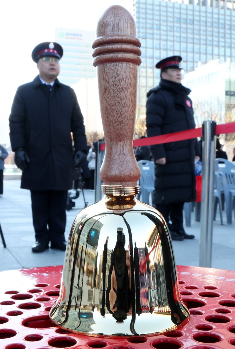 [서울=뉴시스] 추상철 기자 = 28일 오전 서울 종로구 광화문광장에서 열린 '2025 구세군 자선냄비 시종식'에서 자선냄비 위에 종이 놓여 있다. 2025.11.28. scchoo@newsis.com