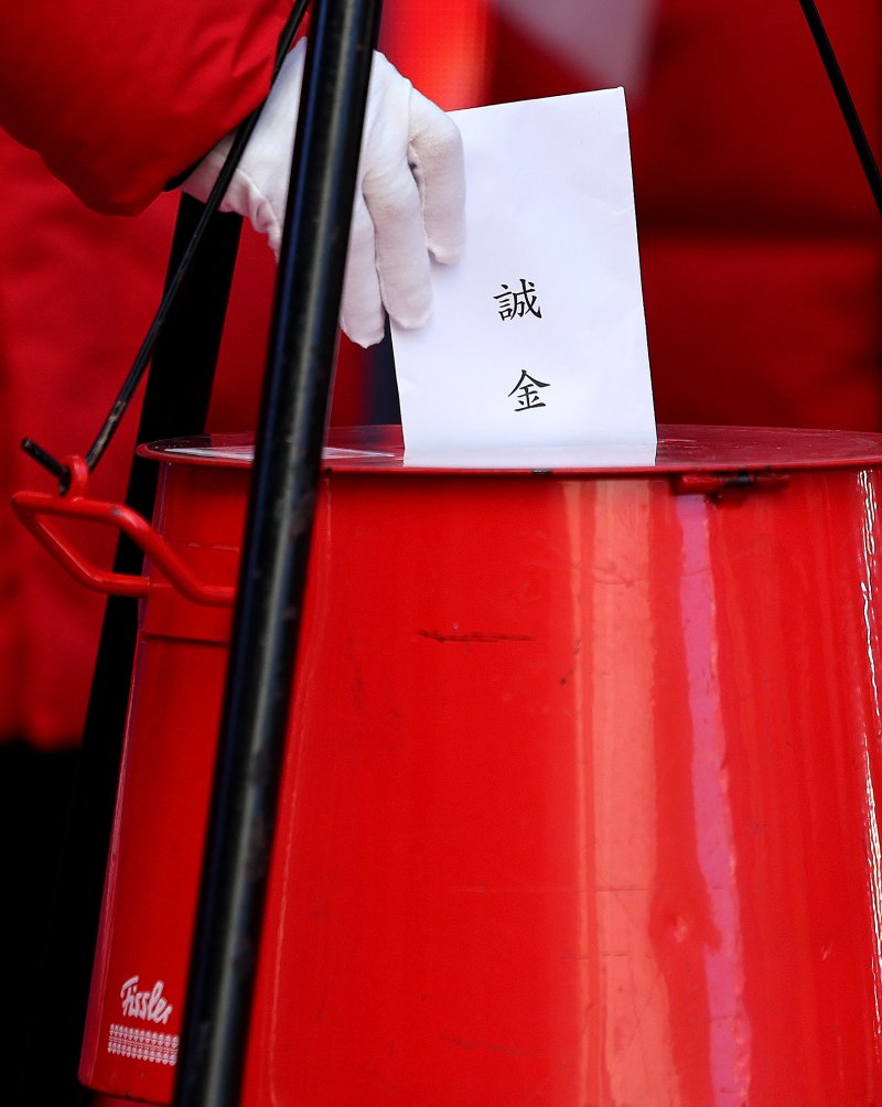 [대구=뉴시스] 이무열 기자 = 28일 대구 중구 동성로 28아트스퀘어 앞에서 열린 2025 구세군 자선냄비 시종식에서 참석자들이 자선냄비에 봉투를 넣고 있다. 2025.11.28. lmy@newsis.com