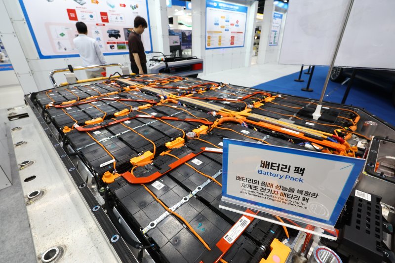 [서울=뉴시스] 황준선 기자 = 2일 서울 강서구 컨벤션센터에서 열린 2025 대한민국 순환경제 페스티벌에 재제조 전기차 배터리 팩이 전시돼 있다. 2025.07.02. hwang@newsis.com