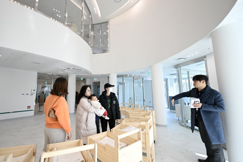 주민들이 개원한 산후케어센터 '다온' 시설물을 둘러보고 있다.(사진=남원시 제공) *재판매 및 DB 금지