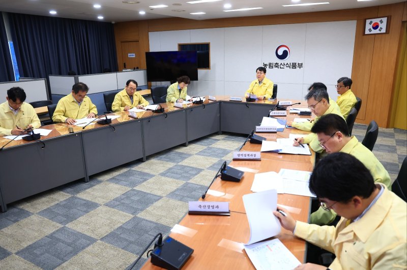 [세종=뉴시스] 아프리카돼지열병(ASF) 중앙사고수습본부는 25일 당진시 소재 돼지농장(463마리 사육)에서 ASF가 확진됨에 따라 관계부처와 지방정부가 참여하는 중수본 회의를 개최했다고 밝혔다. (사진=농림축산식품부 제공) 2025.11.25. photo@newsis.com *재판매 및 DB 금지