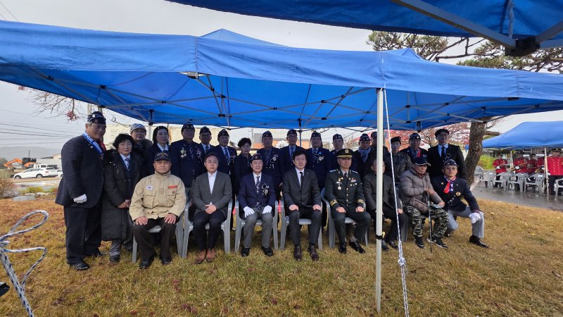 추모식을 마치고 관계자들과 함께 기념촬영을 하고 있다./뉴스1 2025.11.28 ⓒ 뉴스1 김태완 기자
