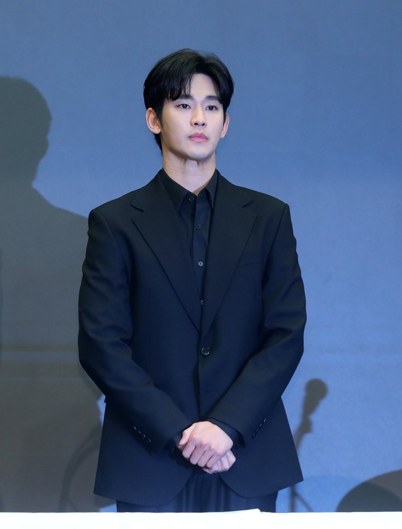 김수현 소속사 대표 1년만 교체…한화 출신 선임