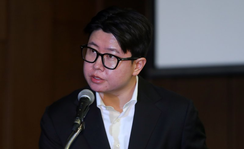 김수현 소속사 대표 1년만 교체…한화 출신 선임